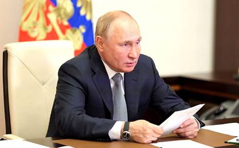 Venäjän presidentti osallistui videotapaamiseen toimistossaan Moskovassa 19. lokakuuta.