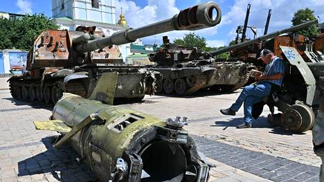 Tuhoutunutta venäläistä kalustoa esiteltiin Kiovassa heinäkuun lopulla.