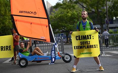 Ympäristöjärjestö Greenpeace aktivistit osoittivat mieltään jalkapallojoukkue Paris Saint-Germainille Pariisissa tiistaina. Mielenilmauksessa oli mukana hiekkavene, ja kyltissä lukee: ”Ilmasto. Olkaa esimerkkeinä!”