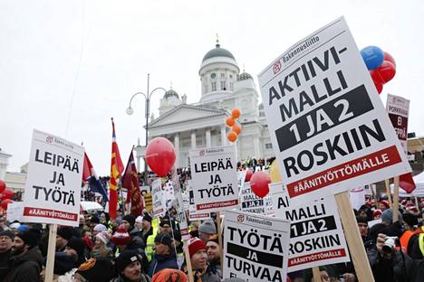 SAK järjesti Sipilän hallituksen aktiivimallia vastustavan mielenosoituksen Senaatintorilla helmikuussa 2018.