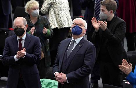 Uudelleen Saksan liittopresidentiksi valitulle Frank-Walter Steinmeierille (keskellä oikealla) aplodeerattiin liittokokouksessa 13. helmikuuta. Steinmeierin vasemmalla puolella on Saksan nykyinen liittokansleri Olaf Scholz.
