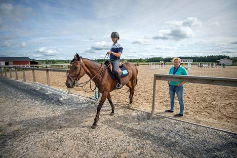 Jone, Elsa and Sanna Illi at the riding arena in Karijoki.