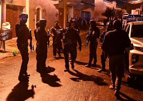 Poliisin erikoisjoukot saapuivat Hernándezin asunnolle Tegucigalpassa maanantaina.
