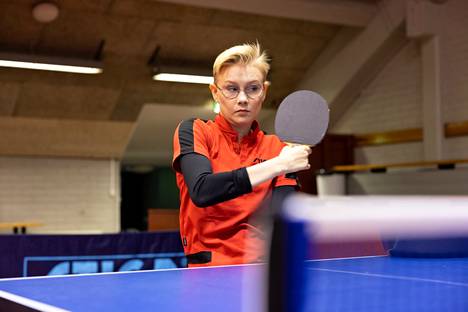 Parapingispelaaja Aino Tapola on yksi urheilija, joka saa tukea uudelta yhdistykseltä.