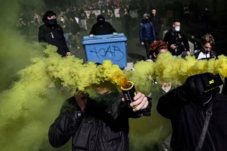 Mielenosoittajat heiluttivat keltaisia savusoihtuja Nantesissa lauantaina. 