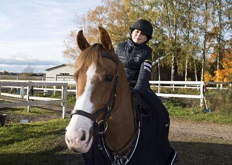 Ella Nuuttilakin, 12, on lentänyt ponin selästä pahasti niskoilleen: Nyt  hän valmistautuu kilpailemaan Helsinki International Horse Show'ssa -  Hyvinkää 