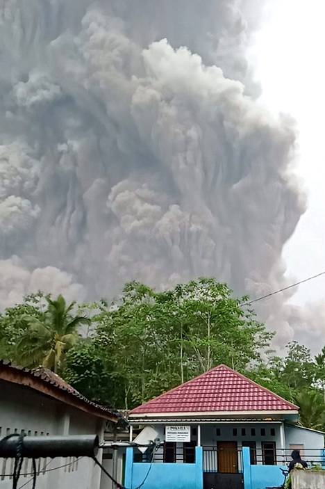 Semeru-tulivuori purkautui lauantaina Indonesiassa Lumajangin alueella.