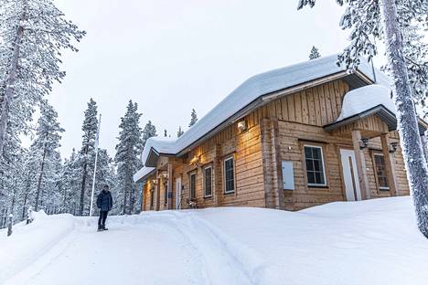 Ari Savikko rakensi syrjäiselle järvenrannalle Muonioon maailmanlaajuisen  kirjastoharvinaisuuden - Kotimaa 