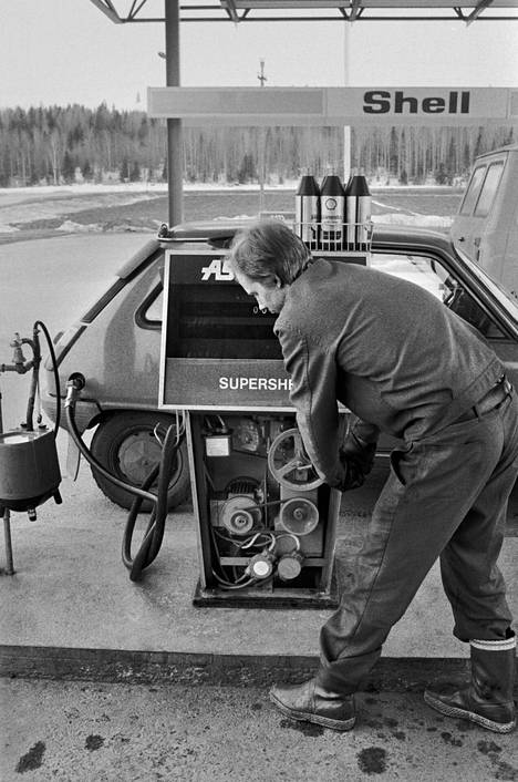 Shell-huoltoaseman bensapumppua käytetään käsivoimalla sähkölakon aikaan 25. maaliskuuta 1977.