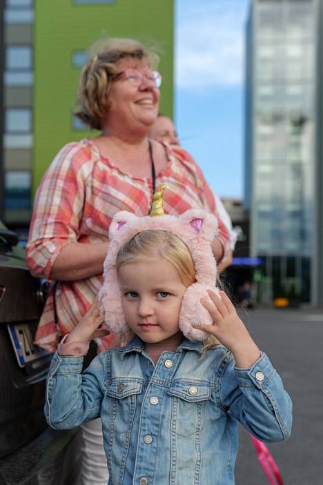 Nelivuotias Viola Salminen oli isoäitinsä Anu Salmisen kanssa hakemassa Violan vanhempia Kupittaan juna-asemalta.