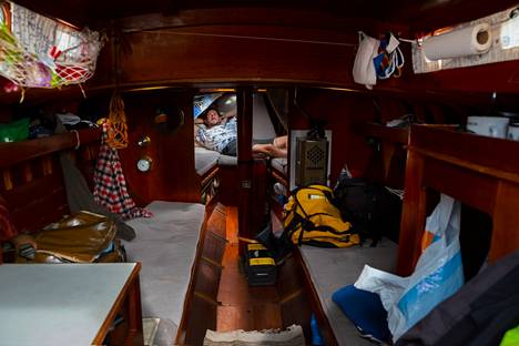Joonas Pulkkanen rests in the cabin of the wooden Lauri Koster 28 sailboat Hazard.  Pulkkanen is a cameraman by profession, and the traces of his hands can be seen in, for example, the Losers youth series and the Neiti Aika documentary.  Vegetables can be conveniently stored in their own hammock on the boat.