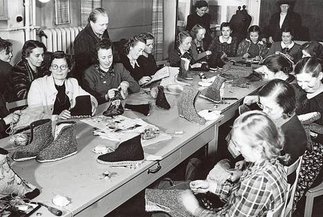 Hyötyhommia. Vuonna 1943 helsinkiläiset perheenemännät kokoontuivat tekemään tallukoita.