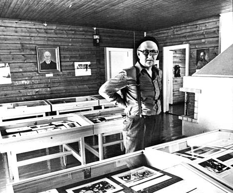 The glass showcases contain material that sheds light on the author's life and work.  The teacher Martti Manner has been the real master of the Kianto museum.