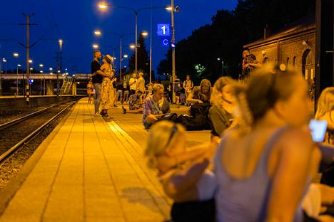 Weekend-yleisö odotti perjantain ja lauantain välisenä yönä Hämeenlinnan juna-asemalla junaa Helsinkiin.