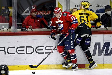 HIFK ja KalPa kohtaavat seuraavan kerran torstaina 6. tammikuuta, kun Liiga aikaisti ottelua yhdellä päivällä. Kuva joulukuun puolivälin kohtaamisesta, jolloin Miikka Pitkäsen edustama KalPa haki Olli Palolan edustamasta IFK:sta 3–2-vierasvoiton.