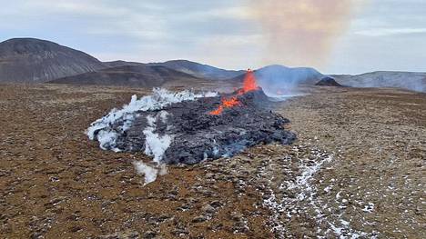 Islanti | Islannissa purkautuneesta tulivuoresta virtaa jälleen laavaa
