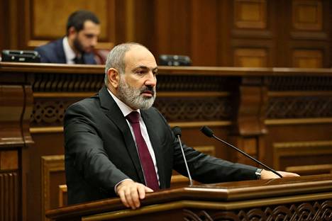 Armenian pääministeri Nikol Pašinja puhumassa parlamentille tiistaina konfliktin eskaloituessa Vuoristo-Karabahin alueella.