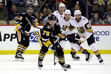 Pittsburgh Penguinsin Valtteri Puustinen pelasi perjantaina uransa ensimmäisen NHL-ottelun Vegas Golden Knightsia vastaan.