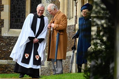 Kuningas Charles jutteli pastorin kanssa, kun hän ja kuningatarpuoliso Camilla osallistuivat kuninkaallisen perheen kanssa joulupäivän jumalanpalvelukseen Sandringhamissa vuonna 2022.