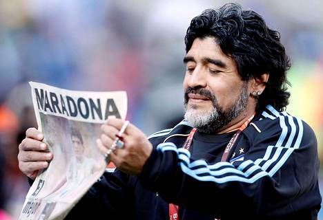Diego Maradona toimi myös valmentajana monia vuosia pelaajauransa jälkeen. Hän kuoli 25. marraskuuta 2020.