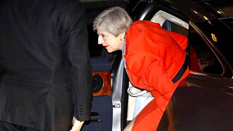 Pääministeri Theresa May saapui konservatiivipuolueen päämajaan Lontoossa varhain perjantaiaamuna vaalitappion selvittyä.