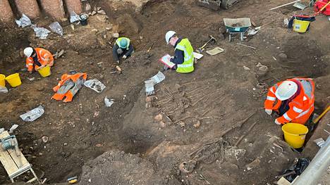 Leicesterin yliopiston tutkijat tekemässä kaivauksia tuomiokirkon viereisellä hautausmaalla tammikuussa.