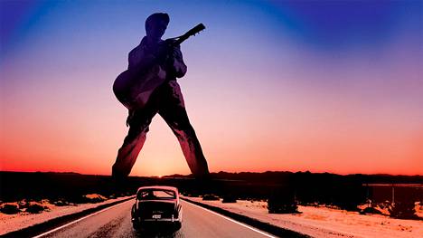 Dokumenttielokuvassa The King – Elvis Presleyn Amerikka ajetaan Elviksen entisellä Rolls-Royce Phantomilla pitkin Yhdysvaltoja. Kuninkaaksi kutsuttu laulaja ja elokuvanäyttelijä on läsnä kaikkialla.