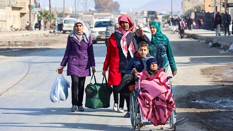 Syyrialaiset pakenivat kodeistaan Hasakan kaupungissa lauantaina, kun kurdijoukkojen ja Isis-taistelijoiden väliset taistelut olivat jatkuneet kolme päivää.