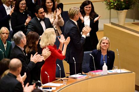 Ruotsin uusi pääministeri Magdalena Andersson sai aplodit pääministeriäänestyksen jälkeen.
