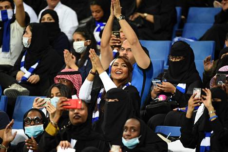 Naiset ovat päässeet tänä vuonna Saudi-Arabiassa katsomaan jalkapallo-otteluita. Kuva Riadissa 13. helmikuuta pelatusta Aasian Mestarien liigan lohkovaiheen ottelusta saudiarabilaisen Al Hilalin ja Arabiemiirikuntiin kuuluvan Al Ainin väliltä.