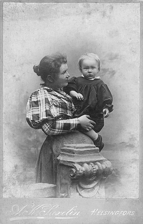 Aino Malmberg noin vuoden ikäisen esikoisensa Laurin, lempinimeltään Lalli, kanssa vuonna 1889. – Kirjan kuvitusta