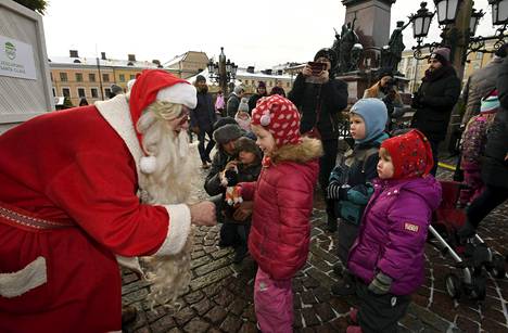 Joulupukki jututti lapsia Senaarintorilla joulukuun alussa, kun Tuomaan markkinat avautuivat.