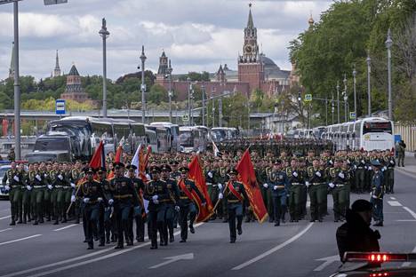 Venäjän asevoimien eri joukot marssivat Punaiselta torilta keskustan kaduille voitonpäivän paraatin kenraaliharjoituksessa sunnuntaina. Paraatissa marssii vähemmän ihmisiä kuin viime vuonna.