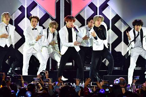 Supersuosittu K-popyhtye BTS ilmoitti uutisistaan vuotuisella juhlaillallisellaan. Yhtye esiintyi Yhdysvalloissa 6. joulukuuta vuonna 2019.
