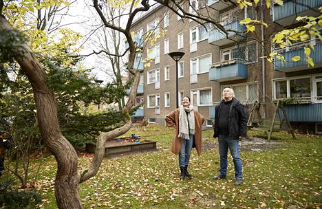 Residents Silva Lehtonen and Hannu Havas are admiring the autumn atmosphere in the yard.  Hannu Havas has raised his two sons in their thirties in Kallio.  Student Silva Lehtonen has lived in the house on rent for four years: 