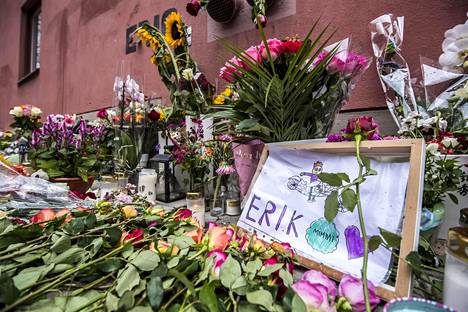 Muistokukkia Eric Torelin kuolinpaikalla Tukholmassa pian tapahtuman jälkeen viime kesänä.