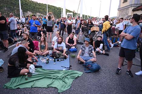 Mielenosoittajat sulkivat protestissaan Tonavan ylittävän Elisabetin sillan Budapestissä perjantaina.