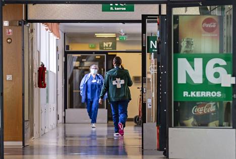 Terveydenhuoltoalan ammattilaisia Oulun yliopistollisessa sairaalassa maaliskuussa 2022.