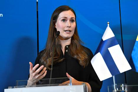 Pääministeri Sanna Marin (sd) puhui lehdistötilaisuudessa Tukholmassa keskiviikkona.