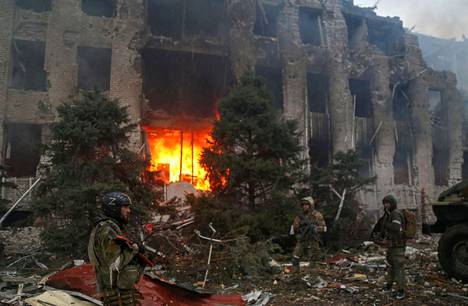 Venäjän-mielisten joukkojen sotilaita Azovstalin terästehtaan tuhotun hallintorakennuksen edustalla torstaina.