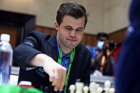 Šakin norjalainen supertähti Magnus Carlsen vetäytyi Grand Chess Tour -kiertueen turnauksesta hävittyään Hans Niemannille. Kuva heinäkuulta 2022.