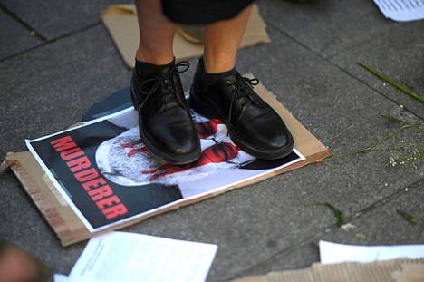Mielenosoittaja astui Ali Khamenein kuvan päälle Espanjan Madridissa järjestetyssä tukimielenosoituksessa Mahsa Aminille.
