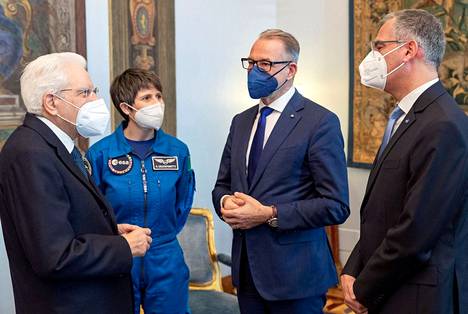 Italian presidentti Sergio Mattarella tapasi Esan astronautti Samantha Cristoforettin, Esan pääjohtaja Josef Aschbacherin ja Italian avaruusjärjestön johtaja Giorgio Saccoccian Roomassa tammikuun alussa. 