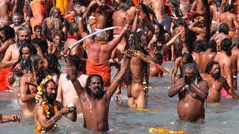 Intia | Sadattuhannet intialaiset tungeksivat uimaan pyhässä joessa: ”Virus kuolee Gangesin puhtauden ansiosta”