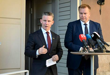 Ruotsin uusi puolustusministeri Pål Jonson tapasi Suomen puolustusministerin Antti Kaikkosen (kesk) vierailullaan Helsingissä lokakuussa.