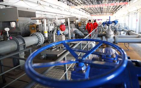 Työntekijät tarkistivat laitteita Kiinan ja Venäjän yhteiseen öljyputkeen liittyvässä laitoksessa Mohessa Koillis-Kiinassa viime tammikuussa.