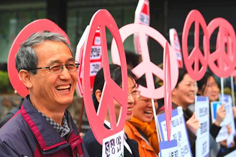Aktivistit järjestivät mielenilmauksen rauhan puolesta Yhdysvaltojen suurlähetystön lähellä Etelä-Korean pääkaupungissa Soulissa sunnuntaina, kun Yhdysvallat ja Etelä-Korea aloittivat vuotuisen yhteisen sotaharjoituksen.