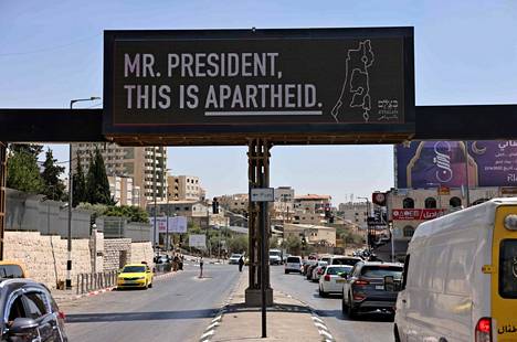Herra presidentti, tämä on aparthaidia, lukee sähköisessä mainoskyltissä Betlehemissä Länsirannalla. 