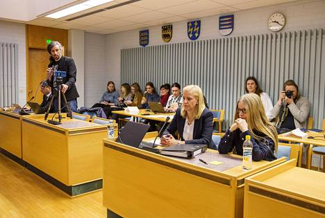 Toimittaja Johanna Vehkoo (oik.) hänen asianajaja Martina Kronström ja kaupunginvaltuutettu Junes Lokka (vas.).