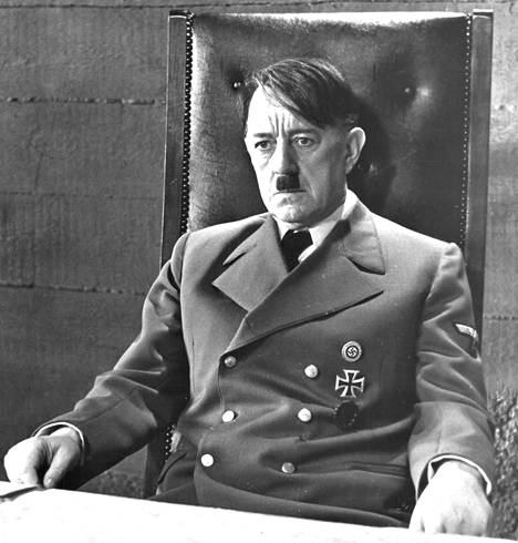 Alec Guinness Hitlerinä Ennio de Concinin uutuudessa ”Hitler, viimeiset 10 päivää”.